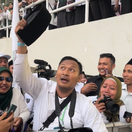 Dapatkan Peci Prabowo, Relawan Cak Imin: Istri Saya Pendukung, Ini Hadiah Untuknya