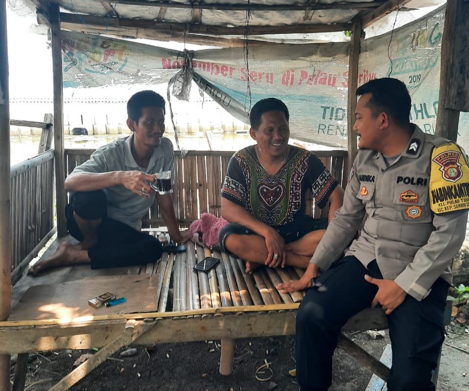 Bhabinkamtibmas Pulau Tidung Jalin Silaturahmi, Himbau Warga Jaga Persatuan Pasca-Pemilu