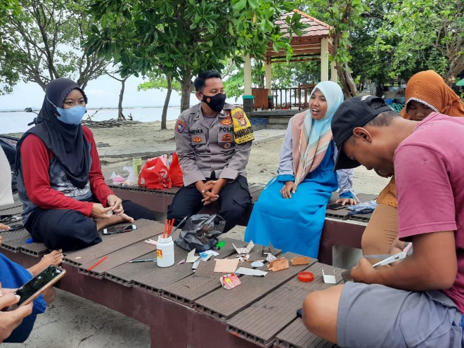 Sambangi Masyarakat, Bhabinkamtibmas Polres Kepulauan Seribu Ciptakan Rasa Aman dan Nyaman