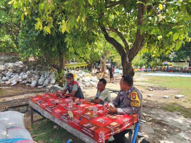 Bhabinkamtibmas Pulau Pramuka Ajak Warga Jaga Keamanan demi Kenyamanan Wisata