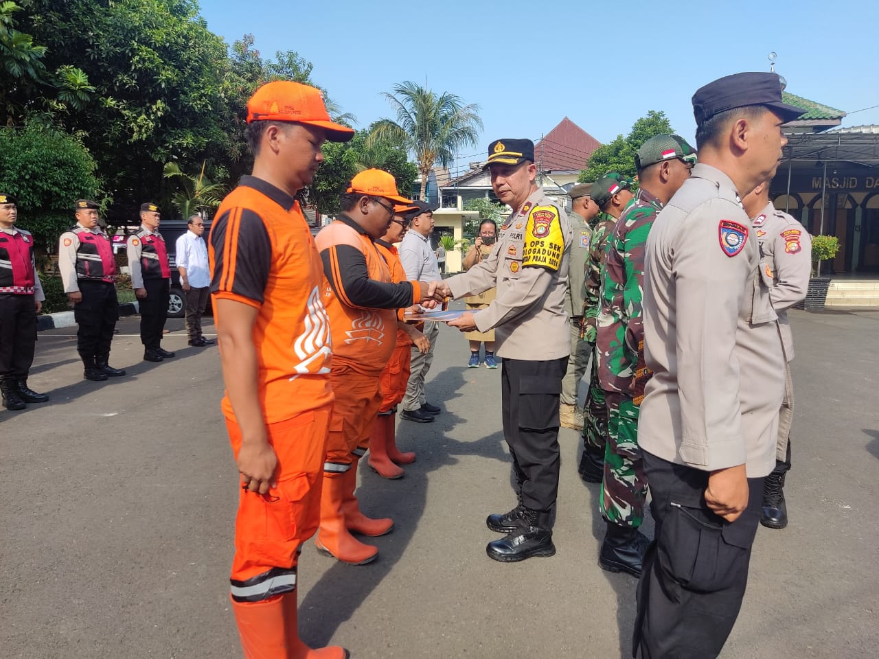 Kapolsek Pulogadung Ganjar Penghargaan kepada Anggota dan Mitra Kerja yang berhasil Tangkap Penjahat