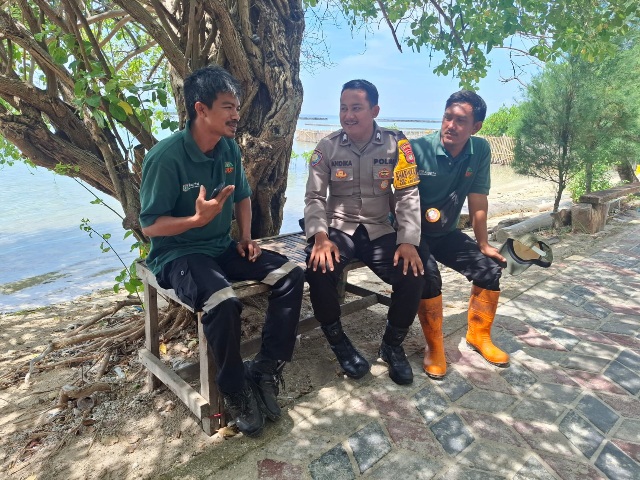 Sapa Warga dengan Senyum, Bhabinkamtibmas Pulau Tidung Ajak Masyarakat Kenali Layanan Darurat 110