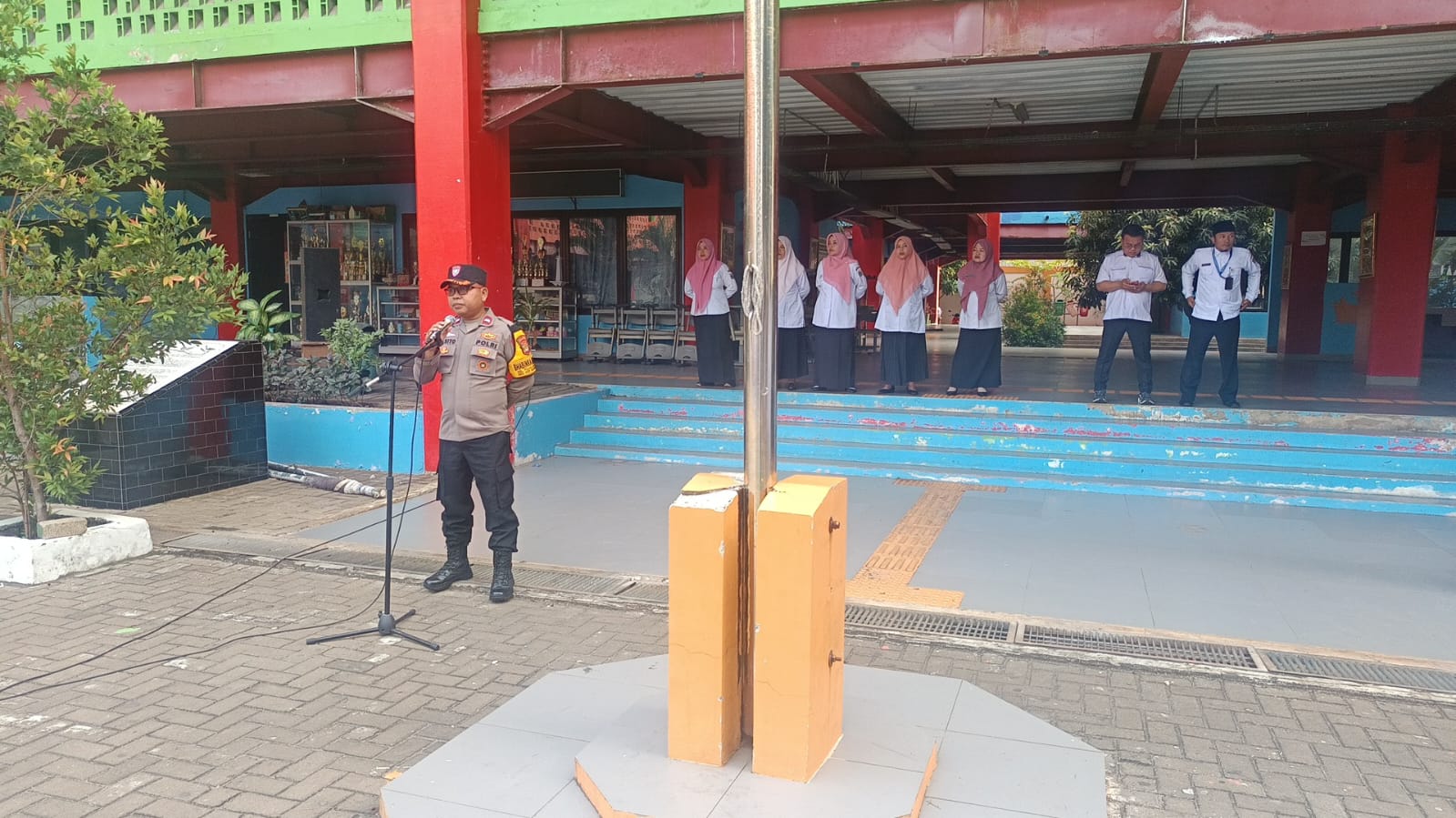 Bhabinkamtibmas Pulau Untung Jawa Jadi Pembina Upacara di SDN 01 PG, Tanamkan Nilai-Nilai Kebangsaan Sejak Dini