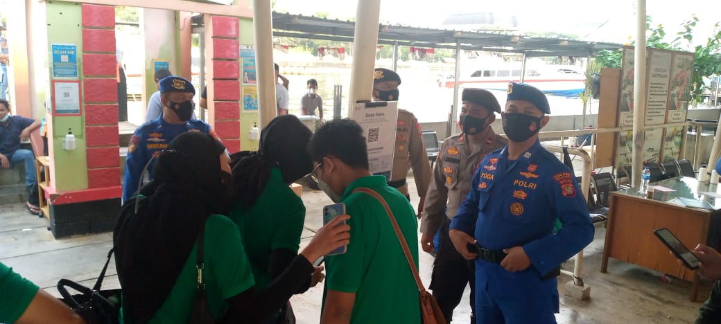 Di Dermaga Marina Ancol, Personel Polres Kep Seribu Pastikan 246 Penumpang Kapal Ke Pulau Scan Barcode Peduli Lindungi