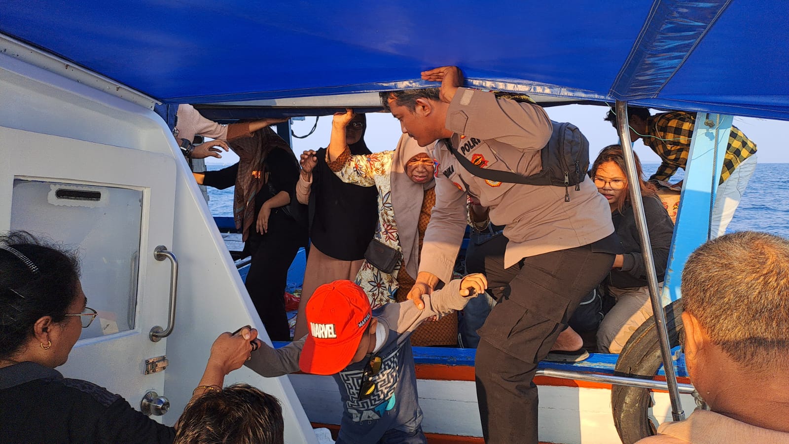 Evakuasi Kapal KM AS Pesona Samudra oleh Polsek Kepulauan Seribu Selatan dalam Rangka Kegiatan Hajatan Betawi di Pulau Tidung