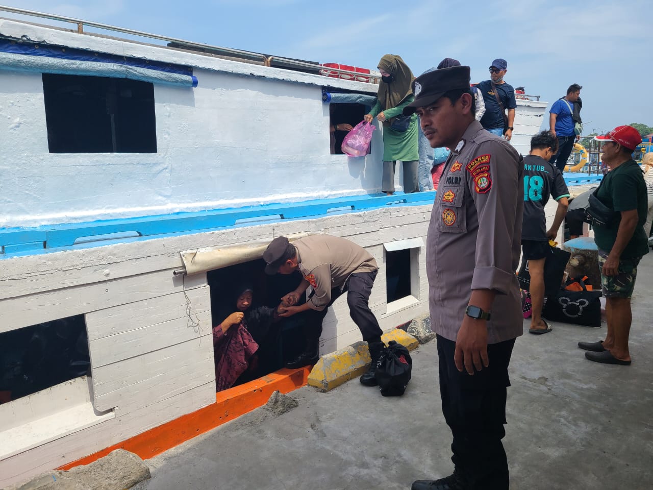 Polsek Kepulauan Seribu Utara Jaga Keamanan Dan Kenyamanan Penumpang Yang Turun Dari Kapal