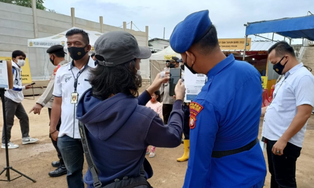 Polres Kep Seribu Giatkan Pengawasan ProKes di Pelabuhan Kaliadem dan Wajibkan 370 Penumpang Kapal Ke Pulau Jalani Scan Barcode Peduli Lindungi