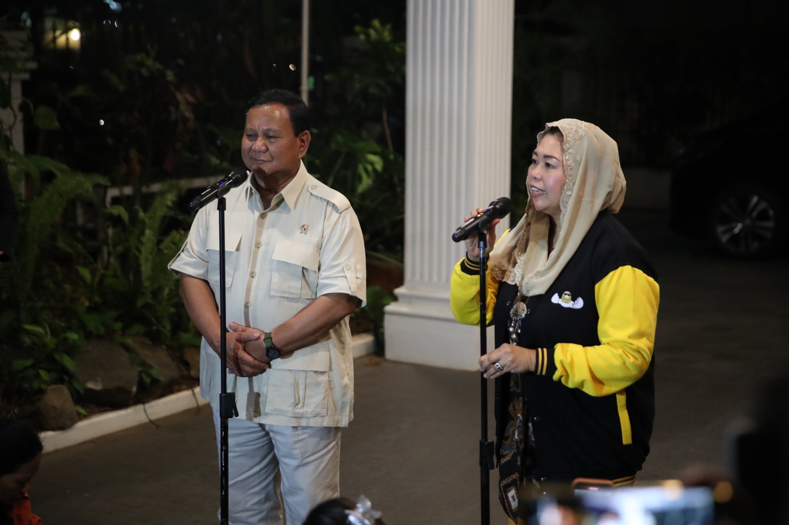 Yenny Wahid Tiba di Kediaman Prabowo, Disambut Langsung di Depan Mobil