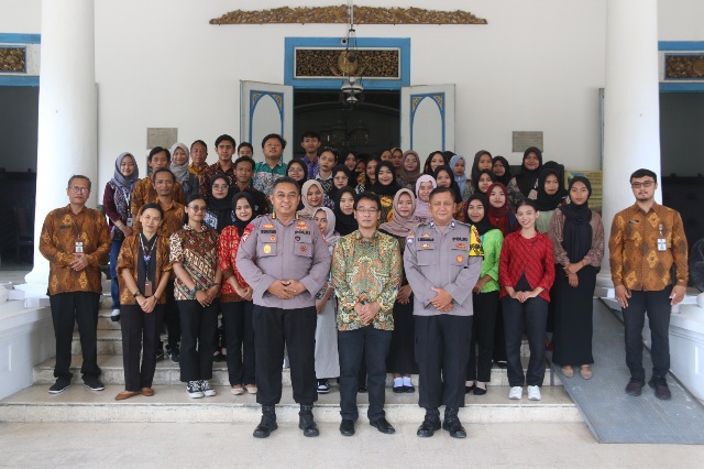 Di Hari Batik Nasional, Kombes Pol Tri Suhartanto: Batik Adalah Simbol Persatuan dan Kearifan Lokal*