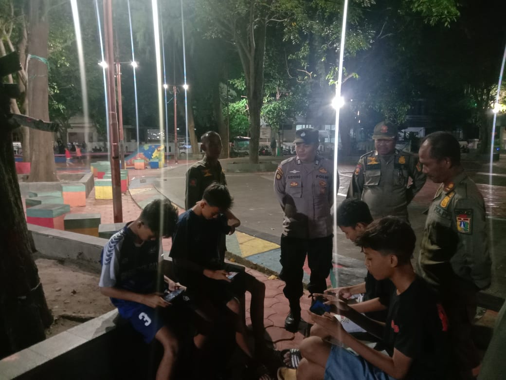 Patroli Ramadhan Himbau Remaja Pulau Panggang Tidak Nongkrong Larut Malam