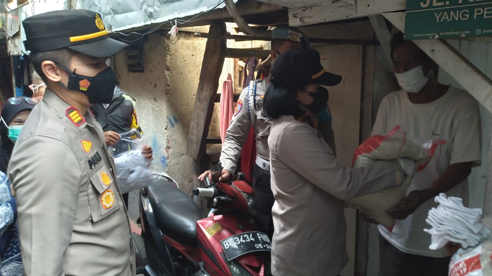Patut Diajungi Jempol, Keliling Kampung Polsek Pademangan Bagikan Sembako dan Masker