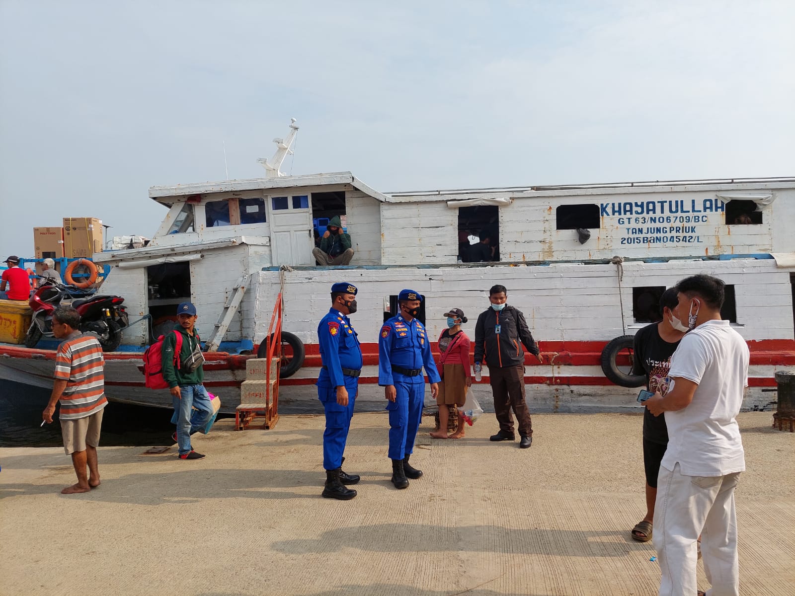 Di Pelabuhan Kaliadem Muara Angke, Personel Polres Kep Seribu Wajibkan 139 Warga dan Wisatawan ke Pulau Sudah Suntik Vaksin