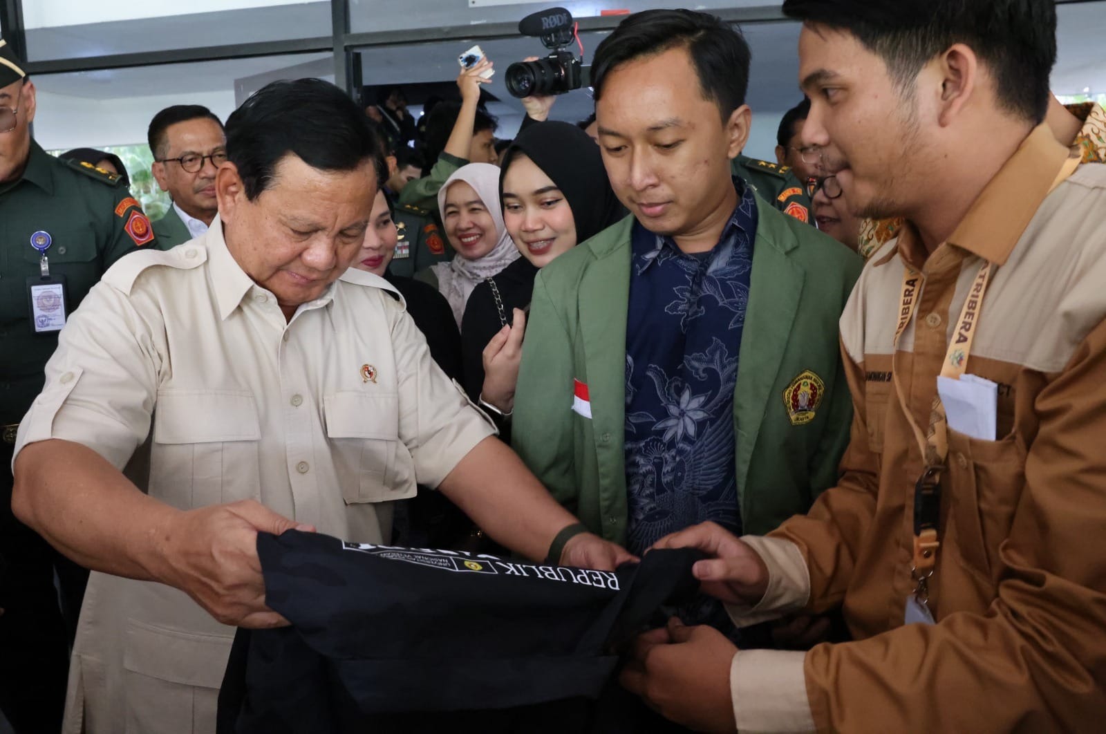Prabowo dapat Hadiah Jaket Bergambar Wajahnya dengan Siluet Bung Karno dari Mahasiswa UPN