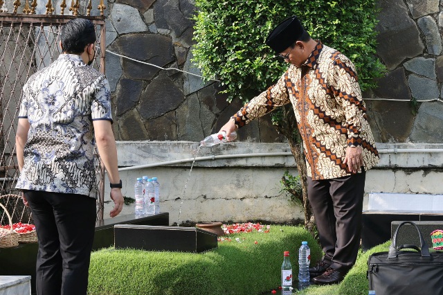 Prabowo Ziarah ke Makam Ayahnya, Begawan Ekonomi Soemitro Djojohadikusumo