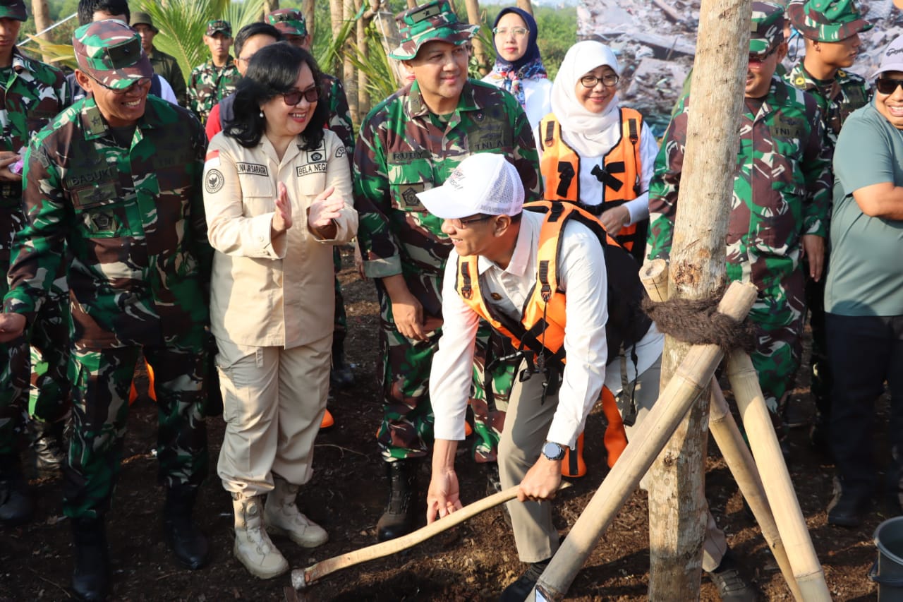 Acara pekan gerebek sampah & tanam pohon di area hutan mangrove Kaliadem Pelabuhan Muara Angke.