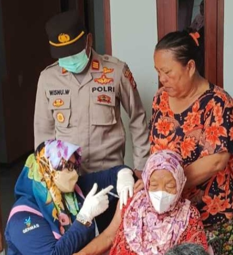 Vaksinasi Booster Polsek Kep Seribu Selatan di Pulau Untung Jawa dibanjiri Warga