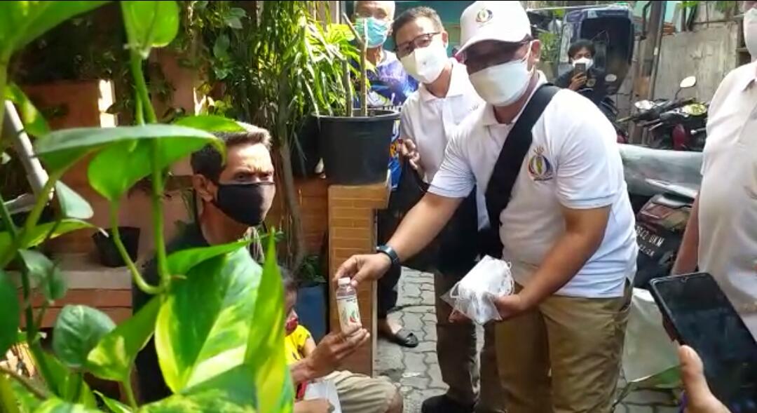 Kerjasama Dengan FBJP, Kelurahan Ancol Bagikan Masker dan Hand Sanitizer Kepada Warga
