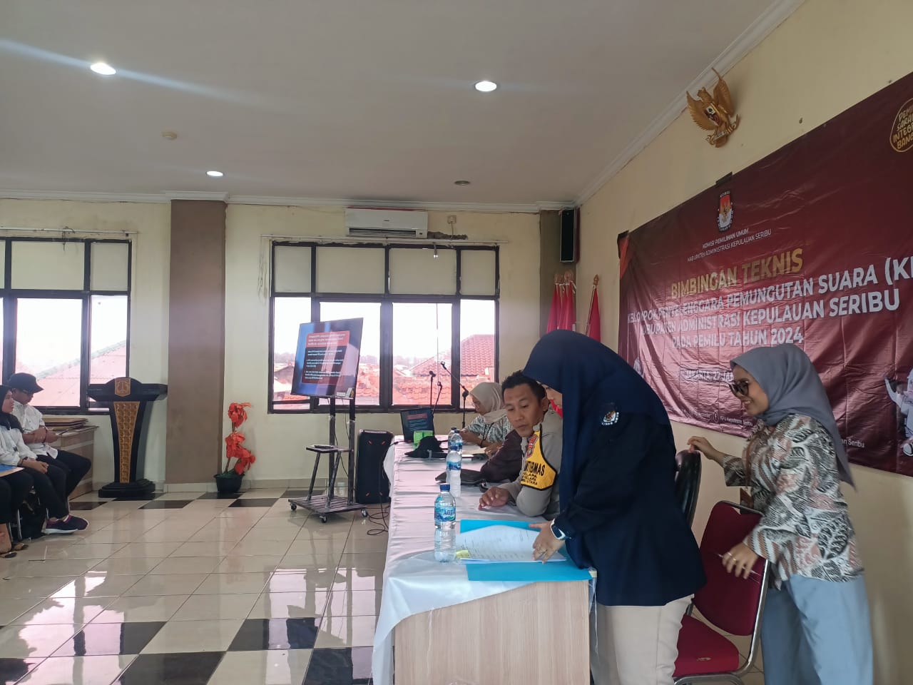 Bhabinkamtibmas Pulau Kelapa Hadiri Bimtek KPPS untuk Sukseskan Pemilu 2024