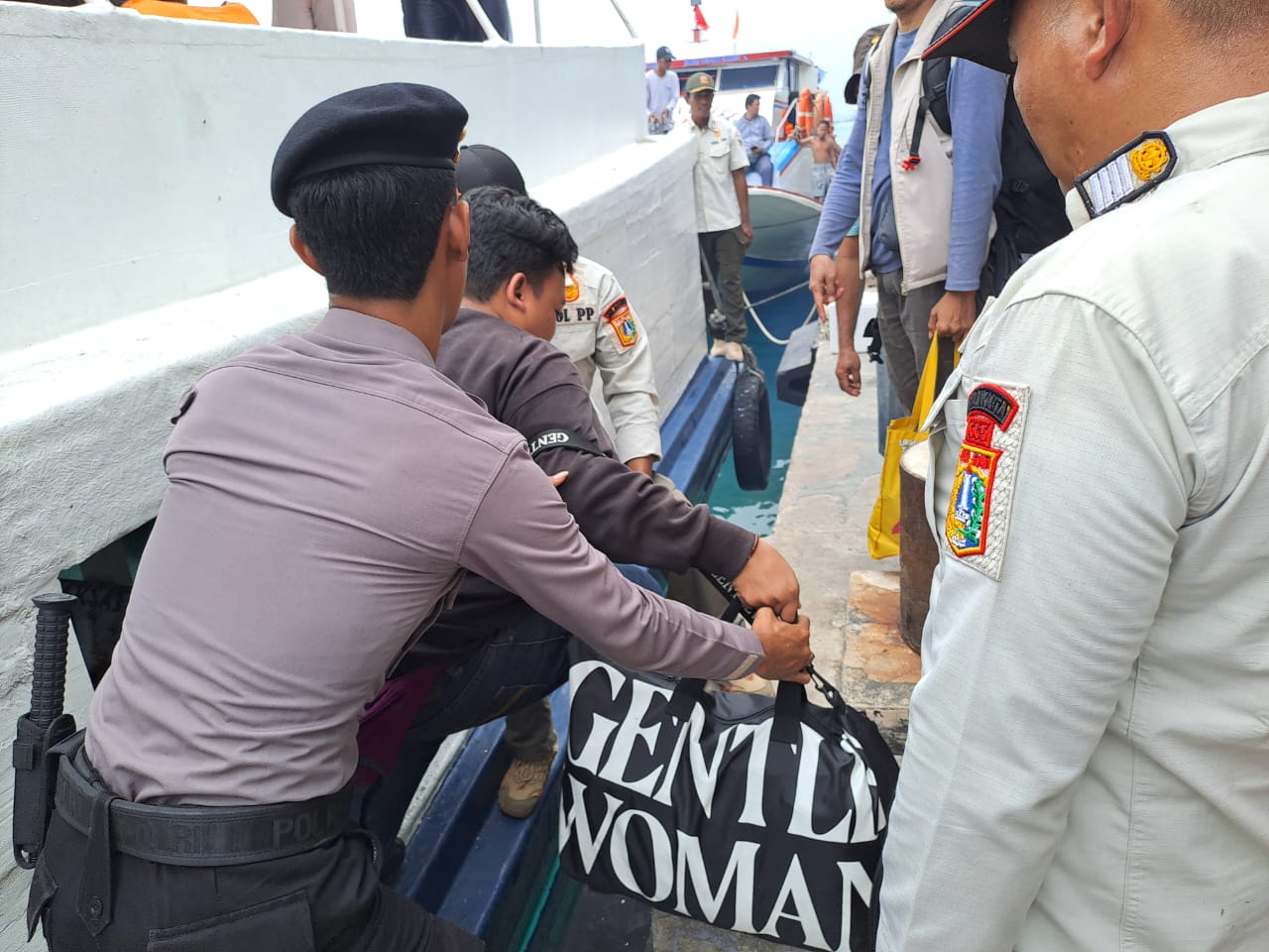 Polisi Baik Bantu Penumpang Turun Kapal, Polsek Kepulauan Seribu Utara Amankan Dermaga Cegah Sajam dan Narkoba
