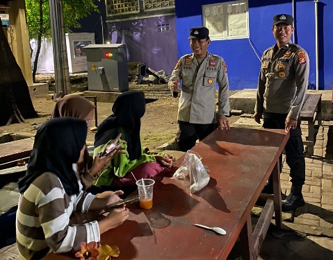 Polsek Kepulauan Seribu Utara Melakukan Patroli Malam di Pulau Kelapa untuk Cegah Kenakalan Remaja dan Waspada Hoax serta Radikalisme