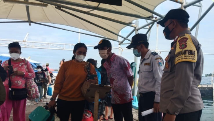 Polsek Kep Seribu Utara Perketat Aturan ProKes di Dermaga Kedatangan Pulau Pramuka dan Wajibkan 53 Wisatawan Baru Tiba Scan Barcode Peduli Lindungi