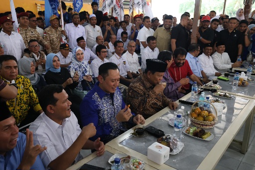 Prabowo Ngopi Bareng Warga dan Relawan di Kedai Kopi Aceh: Luar Biasa Rasanya!
