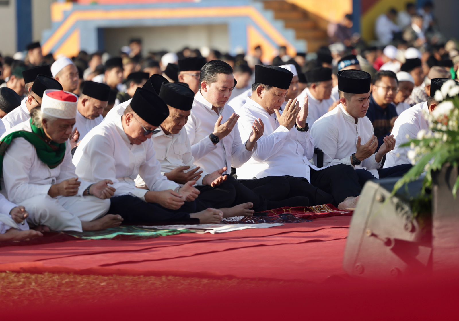 Prabowo Salat Idul Adha di Stadion Mandalamukti Bareng Warga Cikalong Wetan