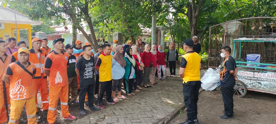 Kompak, Bhabinkamtibmas dan Lapisan Masuarakat Laksanakan Jumat Bersih di Pulau Untung Jawa