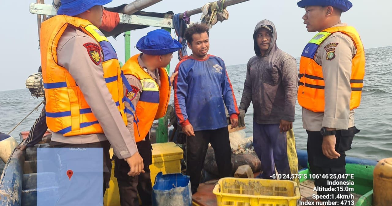 Team Patroli Satpolair Polres Kepulauan Seribu di KP. VII - 40 - 203 Siaga di Perairan Pulau Lancang: Antisipasi Kejahatan Laut dan Himbau Keselamatan Berlayar