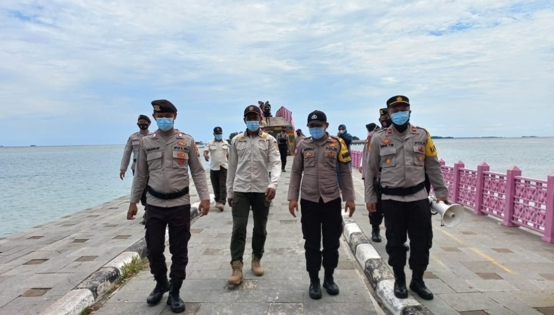 Pospam Ops Lilin Jaya 2021 Pulau Tidung Kep Seribu Selatan Giatkan Pengawasan ProKes dan Bagi-bagi Masker Ke Wisatawan