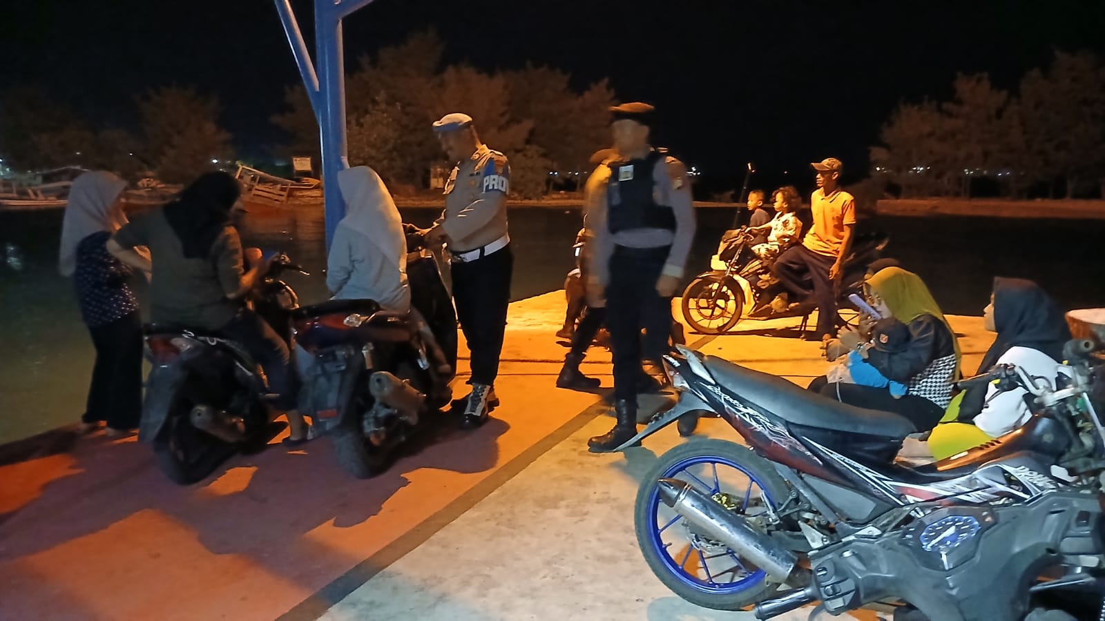 Polisi Humanis Polsek Kepulauan Seribu Utara Gelar Patroli Malam, Himbau Warga Cegah Premanisme