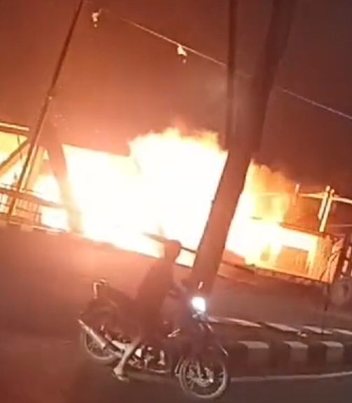 Truk Tronton Mogok diHantam Kereta Api Hingga Lokomotif Terbakar