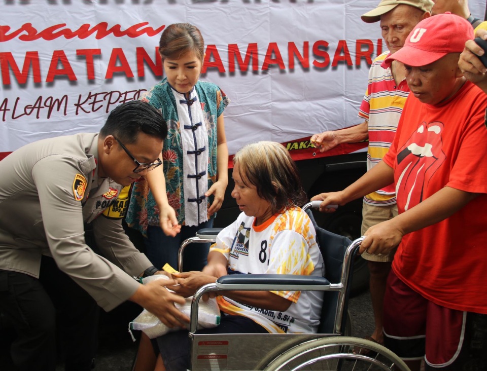 Tebar Kebaikan Berbagi Kepada Sesama, Polisi Salurkan 300 Paket Sembako Untuk Masyarakat Kaum Disabilitas di Vihara Darma Bakti