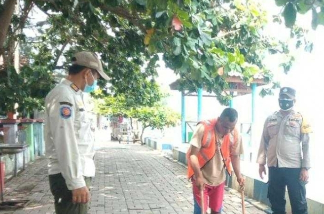 2 Dari 8 Pelanggar ProKes Disanksi Sosial Oleh Tim Ops Yustisi Gabungan Polsek Kep Seribu Utara