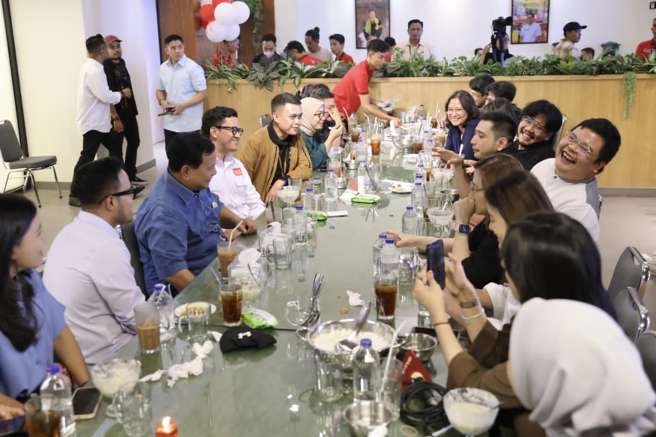 Minggu Santai Prabowo Makan Nasi Padang Bareng Jurnalis dan KOL di Kemang