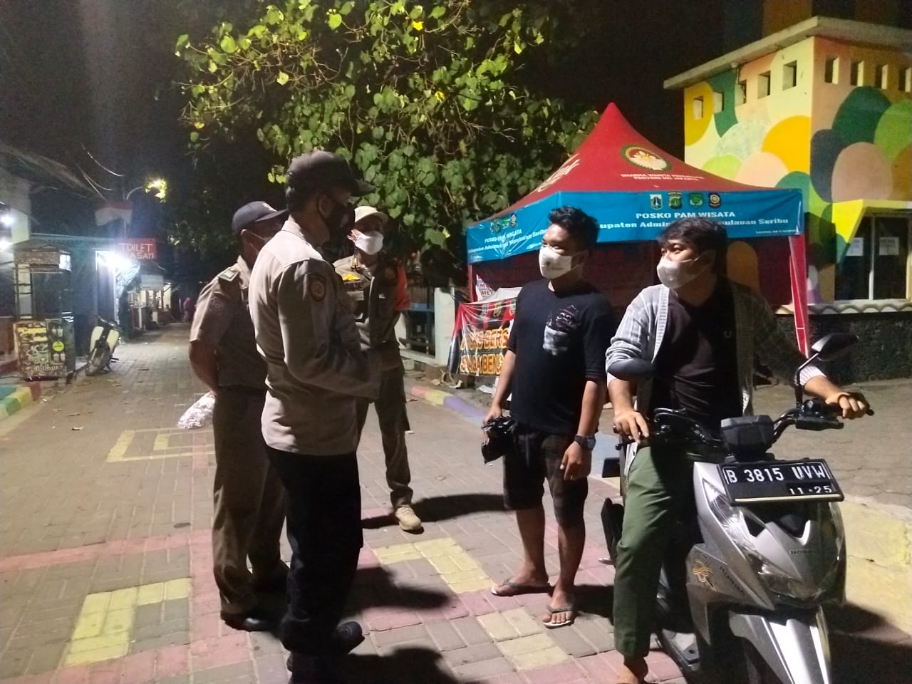 Sambil Patroli Wilayah Malam Hari, Polsek Kepulauan Seribu Selatan Giatkan Pengawasan ProKes