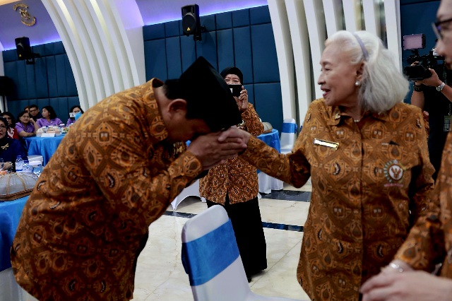 Santun dan Hormat, Prabowo Sapa dan Cium Tangan Istri Para Senior di HUT ke-64 PEPABRI