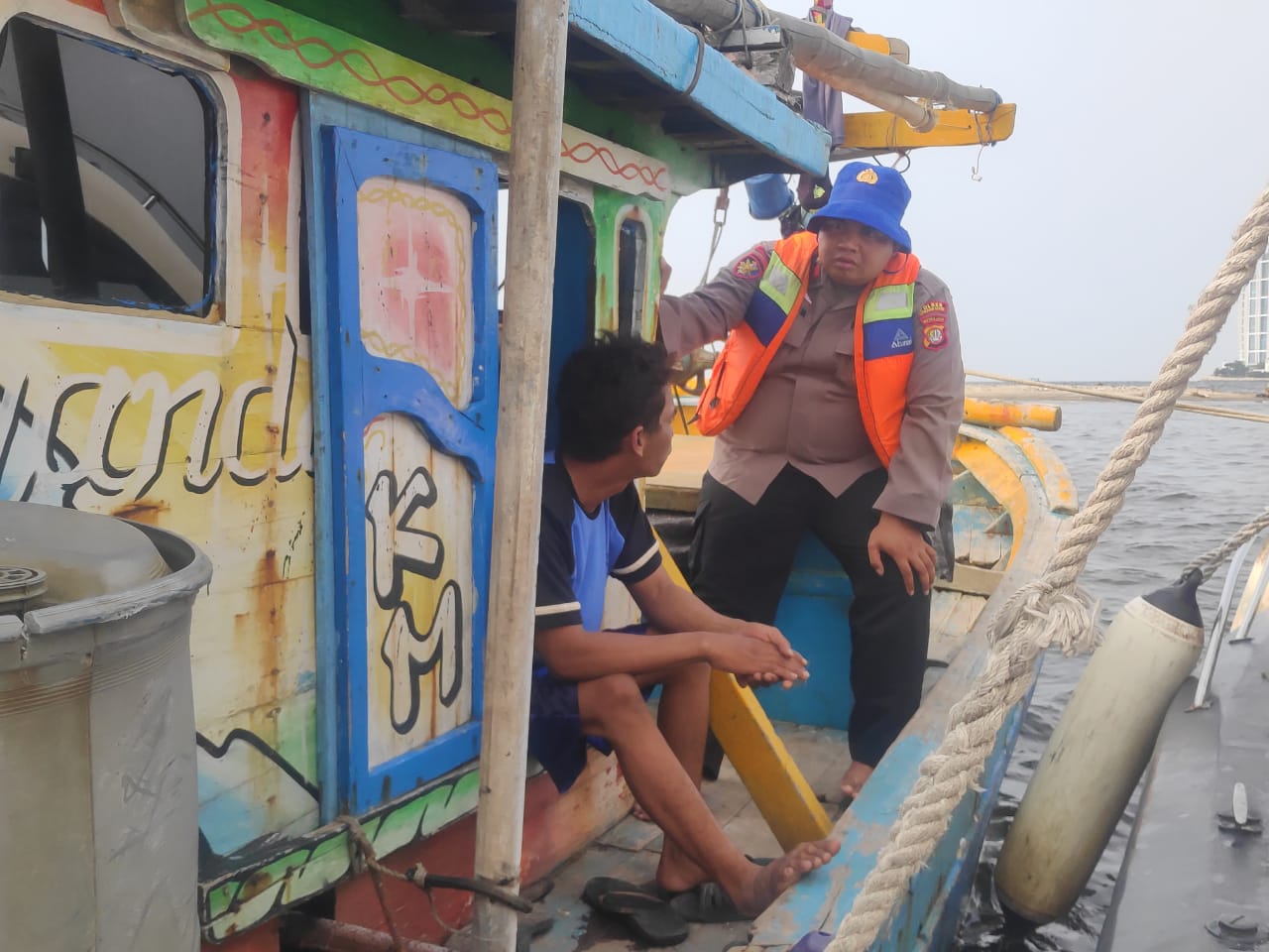 Patroli Polair Polres Kepulauan Seribu Meningkatkan Keamanan Perairan dan Sambangi Nelayan 