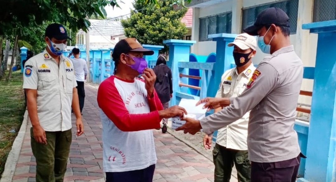 Bagikan 1.200 Masker Ke Warga, Polres Kepulauan Seribu Sampaikan Himbauan ProKes Dalam Upaya Cegah Sebaran COVID-19