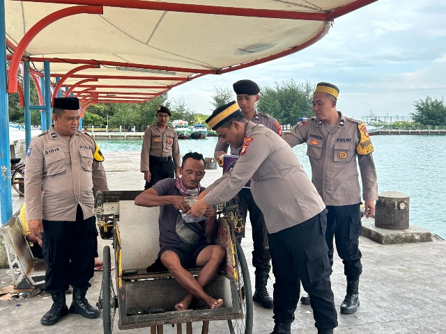 Polsek Kepulauan Seribu Utara Bagikan Takjil Keliling di Pulau Pramuka, Wujud Kepedulian di Bulan Ramadan 