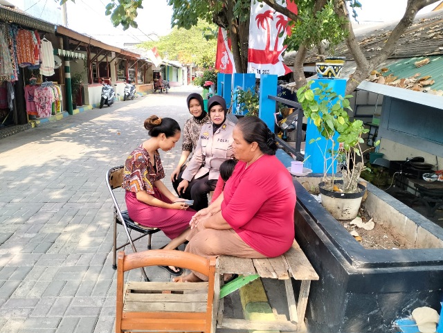 Srikandi Polres Kepulauan Seribu Lakukan "Jumat Curhat" untuk Meningkatkan Kamtibmas di Pulau Untung Jawa