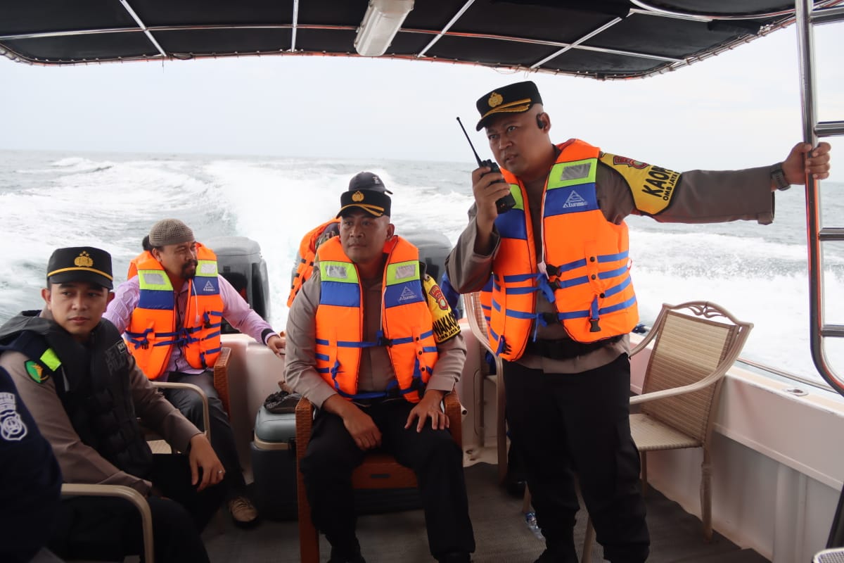 Kapolres Kepulauan Seribu Pimpin Patroli Mobile Cek Suasana Pemungutan Suara Pemilu 2024 dari Laut