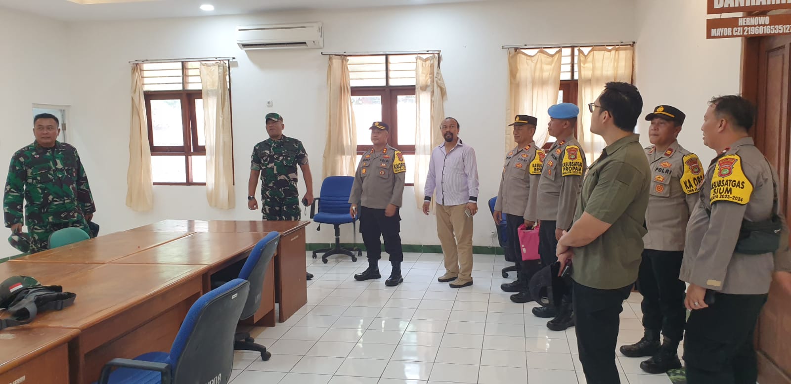 Kapores Kepulauan Seribu Anjangsana ke Koramil 04 Kepulauan  Seribu  untuk Membangun Sinergi TNI-Polri menghadapi Pemilu, Aman,  Damai dan Sejuk.