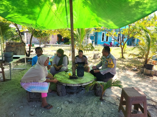 Bhabinkamtibmas Pulau Pramuka Lakukan Sambang, Ajak Warga Cegah Stunting dan Kekerasan Terhadap Perempuan