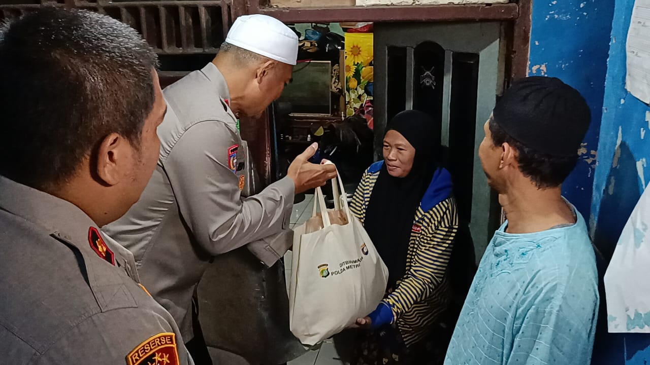 Dalam Rangka Cooling System Pemilu, Ditbinmas Polda Metro Jaya Gelar Subuh Keliling Seraya Serahkan Bantuan Alquran Dan Sembako