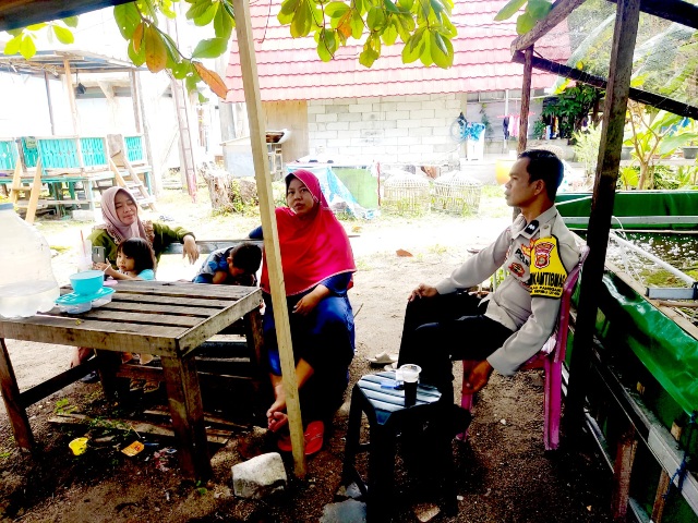 Sambang Warga, Pak Bhabin Pulau Panggang Jalin Komunikasi dengan Ibu-ibu