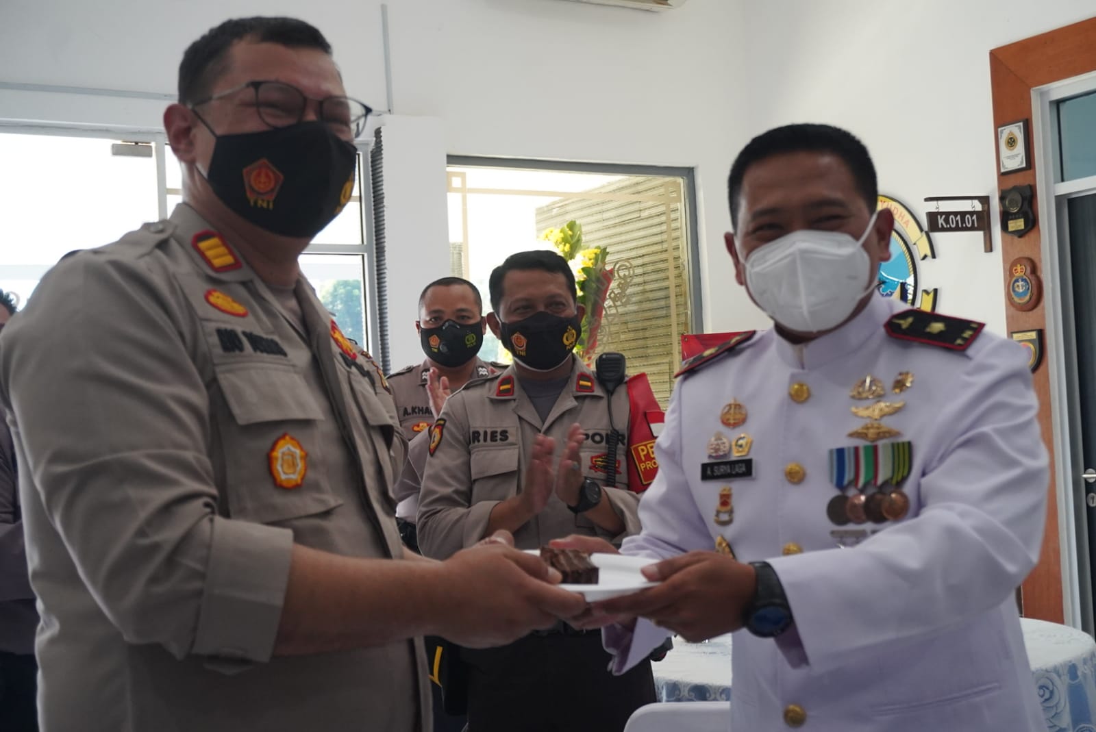 Ucapkan Selamat HUT TNI AL ke- 76, Kapolsek Kelapa Gading Sambangi Mako Yonmarharlan