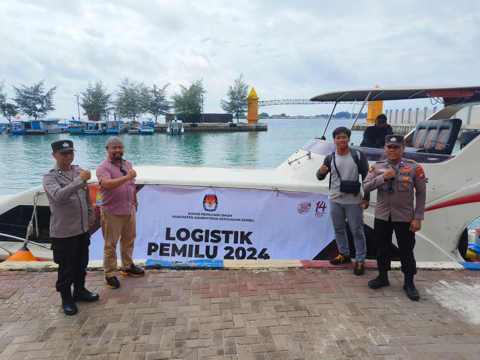 Polres Kepulauan Seribu Sukses Amankan Pengiriman Logistik Pemilu  dari Gudang Logistik KPU Kepulauan Seribu ke Kantor KPU Provinsi DKI Jakarta