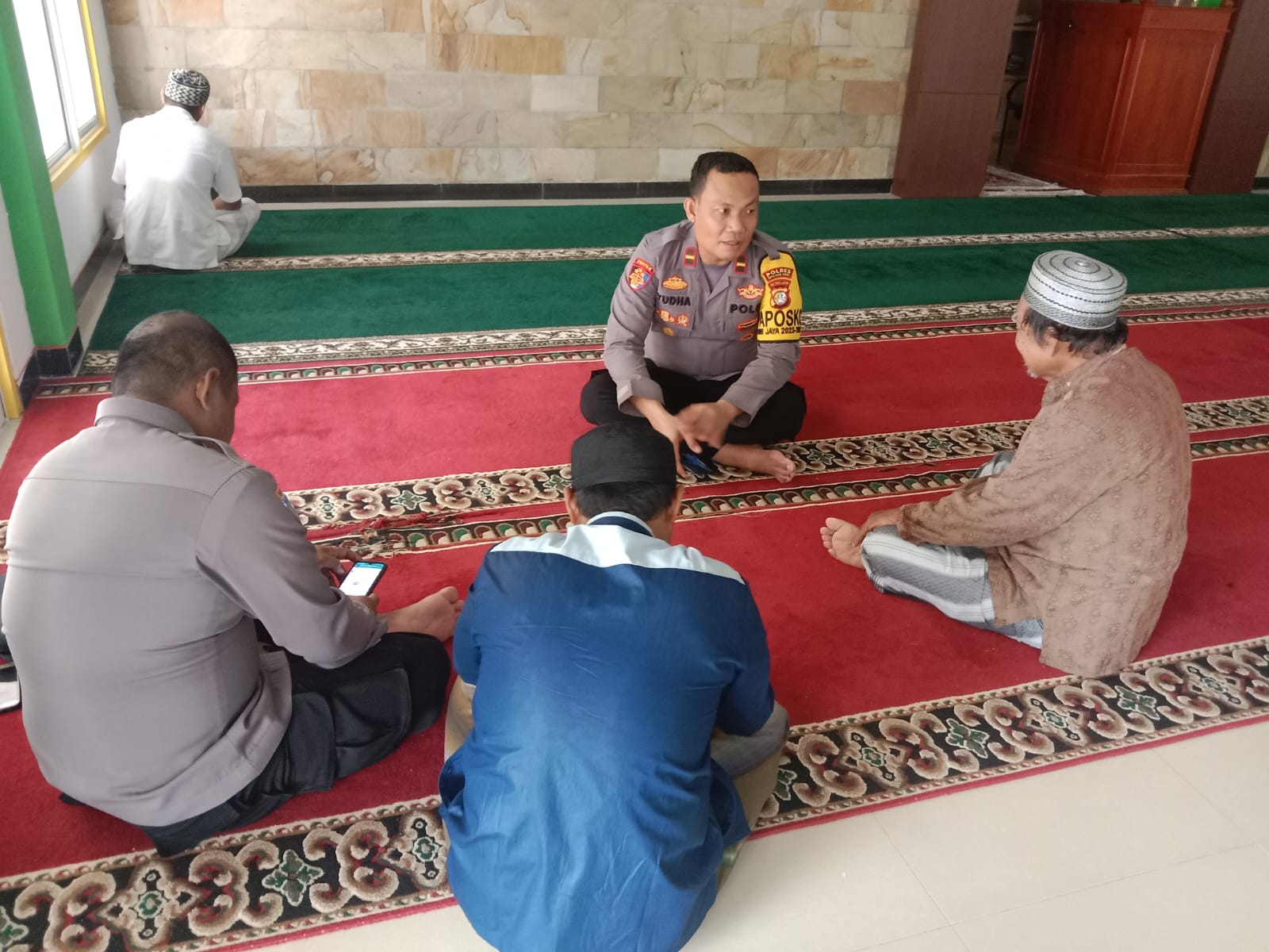 Wakapolsek Kepulauan Seribu Utara Menyeberangi Lautan untuk Sambangi Tokoh Agama di Pulau Sabira, Ajak Sukseskan Pemilu 2024