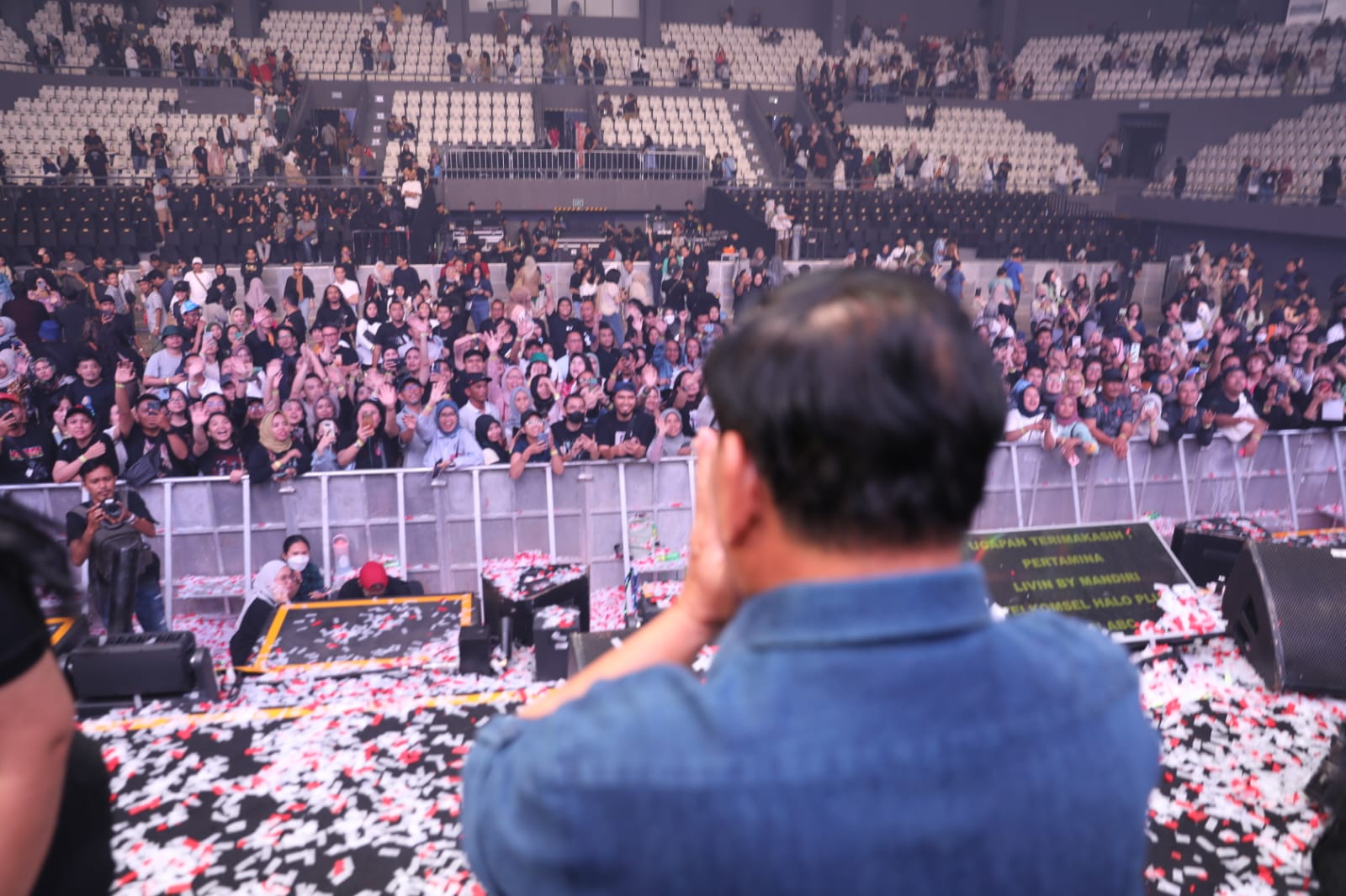 Gemuruh Tepuk Tangan Sambut Meriah Kehadiran Prabowo di Konser 3 Dekade Ari Lasso, Penonton: Prabowo Presiden, I Love You!